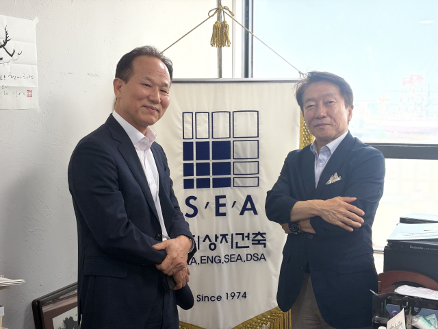 지난 13일 상지건축 본사에서 <부산일보>와 인터뷰를 가진 오철호(왼쪽) 대표이사 회장과 허동윤 회장이 나란히 서서 기업의 빛나는 전통을 계승하고, 새로운 도약을 다짐하는 포즈를 취하고 있다. 김은영 기자 key66@