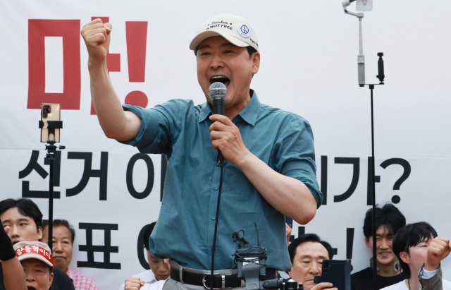 국민의힘 장동혁 대표가 12일 부산 서면 하트광장에서 열린 참정권 침해 규탄 집회에 참석해 단상에서 구호를 외치고 있다. 연합뉴스