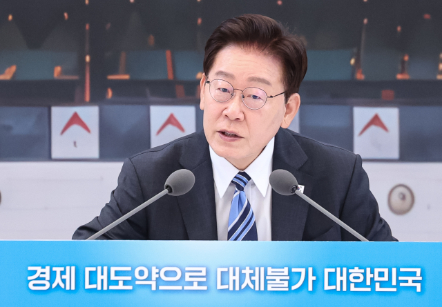 이재명 대통령이 15일 청와대 영빈관에서 열린 부처 업무보고에서 발언하고 있다. 취임 후 두번째인 이번 업무보고에는 매회 20여명의 '국민 참여단'이 참석한다. 연합뉴스