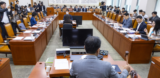 국회 법제사법위원회 제1소위 위원장인 더불어민주당 김승원 의원이 15일 국회에서 법사위 제1소위를 개회하고 있다. 이날 법사위 소위에는 국민의힘 법사위원들은 불참했다. 연합뉴스