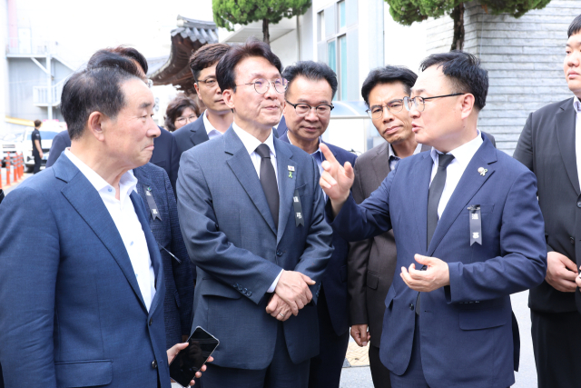 15일 오후 청주시 임시청사에 마련된 오송 궁평2 지하차도 참사 희생자 시민 분향소를 찾은 김민석 전 국무총리(가운데)가 이광희 국회의원(오른쪽), 송기섭 전 진천군수(왼쪽)와 이야기를 나누고 있다. 연합뉴스