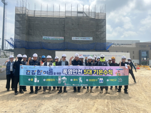 기장군이 고용노동부 부산동부지청, 기장군도시관리공단과 함께 온열질환 예방 합동캠페인을 진행하고 있다. 기장군 제공