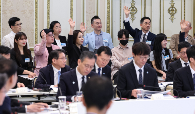 15일 청와대 영빈관에서 '경제 대도약으로 대체불가 대한민국'이라는 주제 아래 합동 부처 업무보고가 열렸다. 질문을 위해 손을 든 국민참여단. 연합뉴스