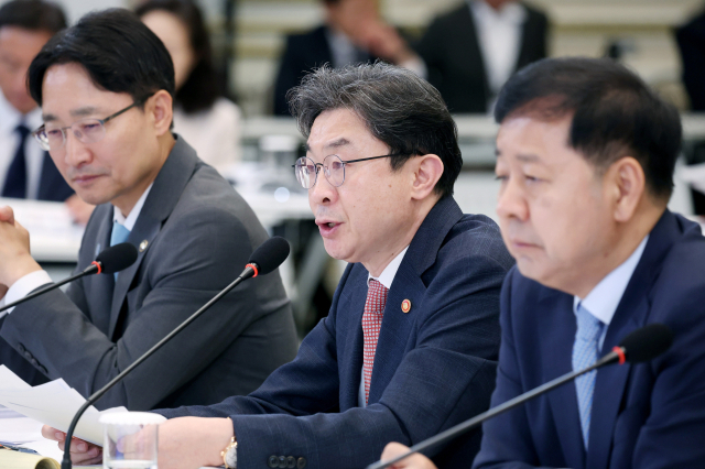 15일 청와대 영빈관에서 '경제 대도약으로 대체불가 대한민국'이라는 주제 아래 합동 부처 업무보고가 열렸다. 보고 중인 이억원(가운데) 금융위원장. 연합뉴스