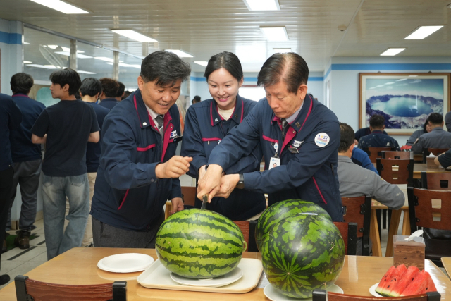 초복인 15일 부산상공회의소가 부산 사하구 SB선보 구내식당에서 원청사와 사내외 협력업체 임직원이 함께 수박을 나눠 먹는 ‘상생복데이’ 행사를 개최했다. 부산상공회의소 제공