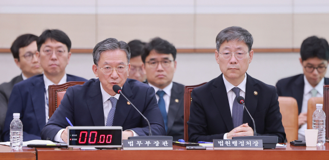 정성호 법무부 장관이 15일 국회에서 열린 법제사법위원회 전체회의에서 의원 질의에 답하고 있다. 오른쪽은 노경필 법원행정처장. 연합뉴스
