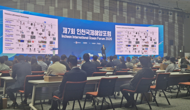 ‘제7회 인천국제해양포럼’이 15일 개막한 가운데, 현대기아차 주시현 상무가 기조연설을 하고 있다. 인천항만공사(IPA) 제공