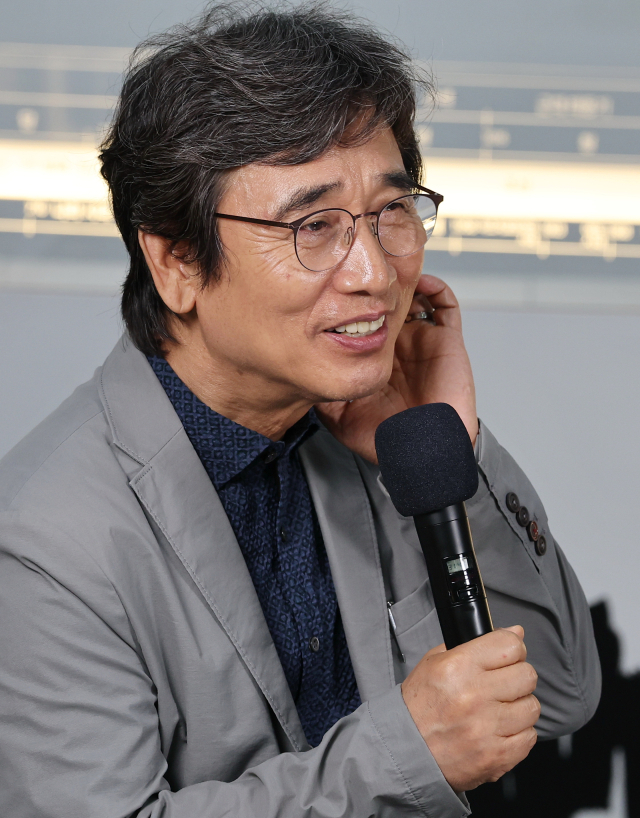 지난달 25일 서울 강남구 코엑스 서울국제도서전 평산책방 부스에서 열린 북토크에서 유시민 작가가 인사말을 하고 있다. 연합뉴스