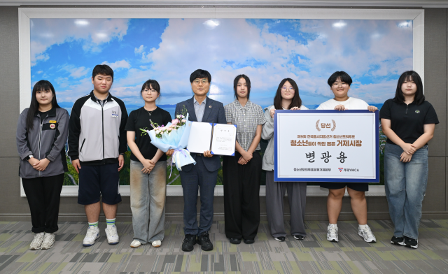 거제YMCA는 지난 14일 거제시청 시장실에서 ‘6.3 제9회 전국동시지방선거 청소년모의투표’를 통해 청소년이 직접뽑은 거제시장으로 선출된 변광용 시장에게 당선증을 전달했다. 사무국 제공