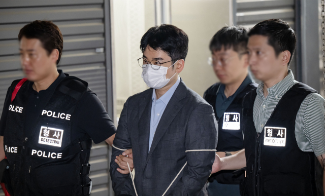 6·3 지방선거 당시 피습 자작극을 벌인 혐의로 검찰에 구속 송치되는 정이한 전 개혁신당 부산시장 후보가 16일 오전 부산 동래구 동래경찰서에서 부산지검으로 이동하고 있다. 김종진 기자 kjj1761@