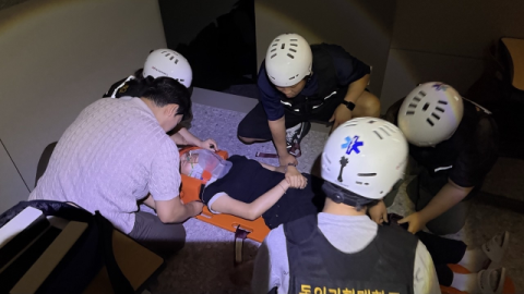 야간 환자 응급상황 대응훈련 비교과 프로그램에 참여한 동의과학대학교 응급구조과 학생들이 체험하고 있는 모습. 동의과학대 제공