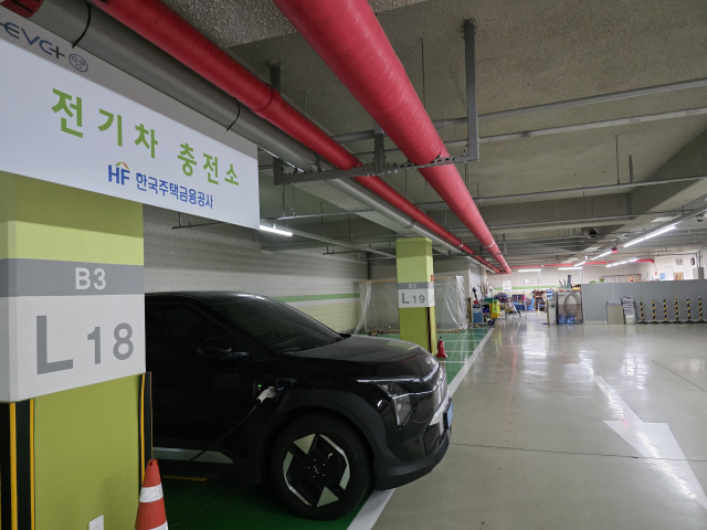 국내 최고 수준의 소방관리 기준이 적용되는 부산국제금융센터(BIFC) 지하에서 충전 중이던 청소용 전동카트 배터리에 불이 나는 사고가 발생해 초고층 건물 내 배터리 화재 위험에 대한 우려가 커지고 있다. 사진은 화재가 난 BIFC 지하 3층 주차장(사진 안쪽 청소물품 보관실). 김재량 기자 ryang@