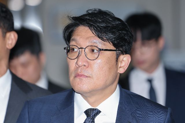 경찰청 가덕도 테러 사건 수사 TF는 지난 3일 윤석열 정부 국가정보원 법률특별보좌관이었던 김상민(사진) 전 검사 등 사건 발생 당시 국정원 관계자 3명을 허위공문서 작성 등 혐의로 경찰에 송치했다고 16일 발표했다. 연합뉴스
