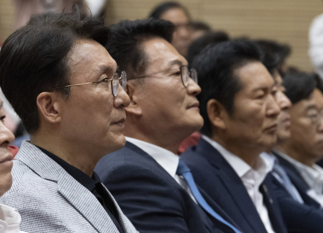 지난 12일 국회 의원회관에서 열린 전국자치분권민주지도자회의(KLDC)에 더불어민주당 당 대표 후보 주자들이 나란히 앉아 있다. 김민석 전 총리, 송영길 의원, 정청래 전 대표. 연합뉴스