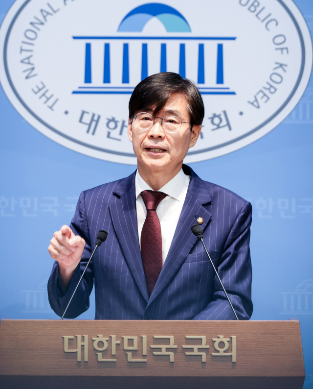 국민의힘 조경태 의원이 지난 8일 장동혁 대표 제명을 요청하는 기자회견을 열었다. 연합뉴스