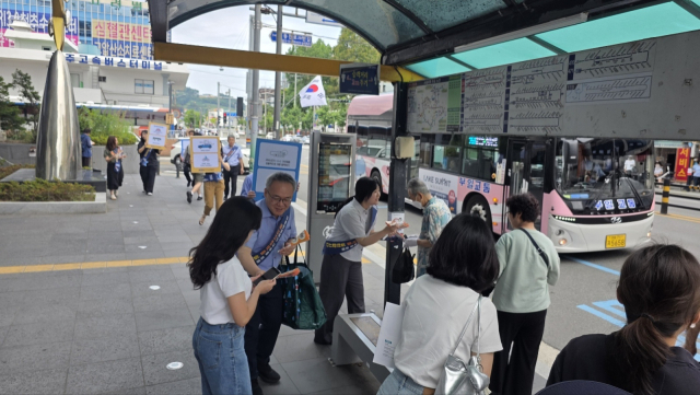 한국남동발전은 16일 진주 고속버스터미널 일대에서 ‘중동전쟁 지속에 따른 대국민 에너지 절약 동참 거리 캠페인’을 전개했다(에너지절약 홍보 부채 배부 사진). 남동발전 제공