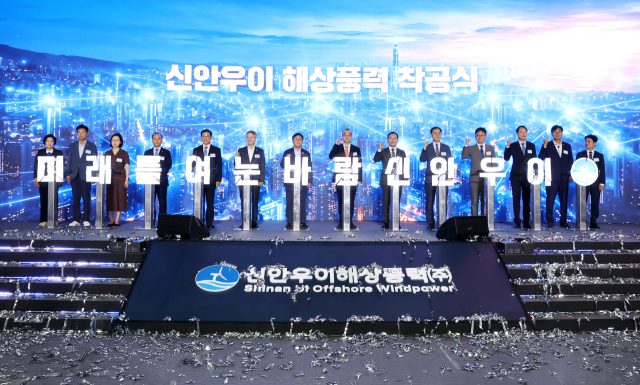 신안우이 해상풍력 발전사업 착공식에서 이영조 한국중부발전 사장(왼쪽 네 번째부터), 이재각 진도군수, 민형배 전남광주통합특별시장, 김성환 기후에너지환경부 장관, 정인섭 한화오션 사장, 김태성 신안군수가 착공 세리머니를 진행하며 사업의 성공적인 추진을 다짐하고 있다. 한화오션 제공