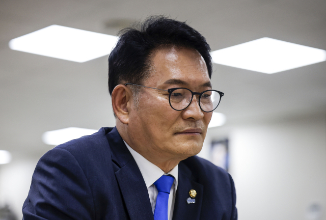 더불어민주당 대표에 도전하는 송영길 의원이 지난 16일 서울 여의도 민주당 중앙당사에서 후보 등록을 하고 있다. 연합뉴스