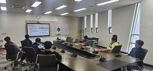 울산항만공사(UPA)는 공사 2층 혁신회의실에서 폭염에 대비해 건설현장 근로자들의 안전의식 고취를 위한 온열질환 예방교육을 실시했다. UPA 제공