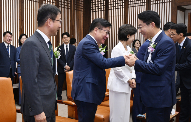 조정식 국회의장이 17일 국회에서 제78주년 제헌절 경축식에 앞서 열린 환담에서 국민의힘 정점식 원내대표와 악수하고 있다. 연합뉴스