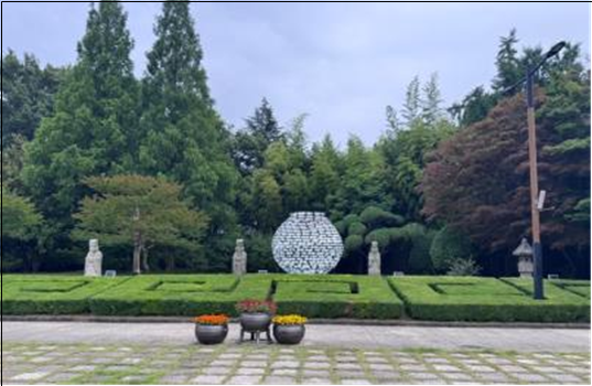 현대미술가 한원석 작가의 특별전 연계 야외 설치 프로젝트 ‘환월'(Re:moon). 부산시 제공