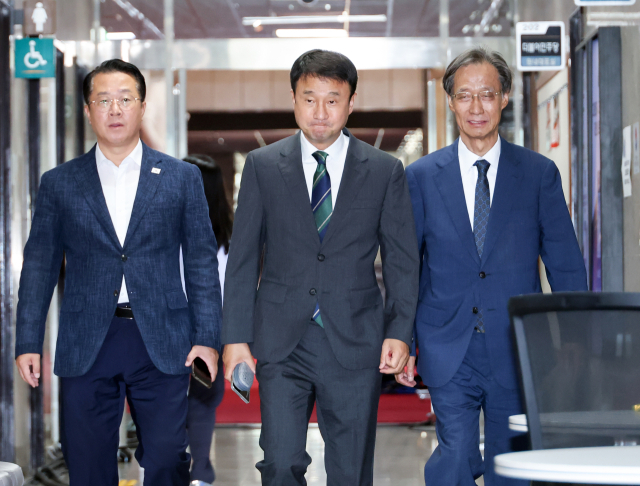 더불어민주당 한병도 대표 직무대행 겸 원내대표(가운데)가 17일 국회에서 열린 비공개 최고위원회의에 입장하고 있다. 연합뉴스