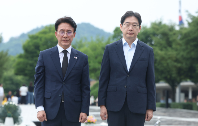 더불어민주당 당권주자인 김민석 전 국무총리가 17일 오후 경남 김해시 진영읍 봉하마을 노무현 전 대통령 묘역을 참배하고 있다. 오른쪽은 김경수 전 경남지사. 연합뉴스