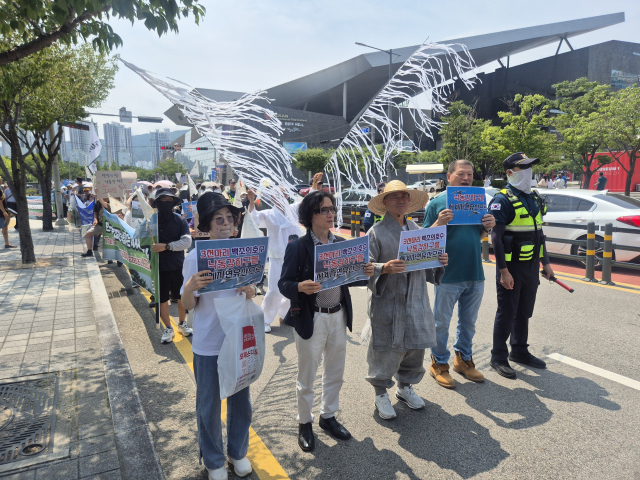 낙동강하구지키기전국시민행동 등 7개 시민·환경단체 소속 70여 명은 17일 오후 부산 해운대구 영화의전당에서 벡스코 인근까지 행진하며 “낙동강하구를 세계자연유산에 등재하라”고 촉구했다. 김동우 기자 friend@