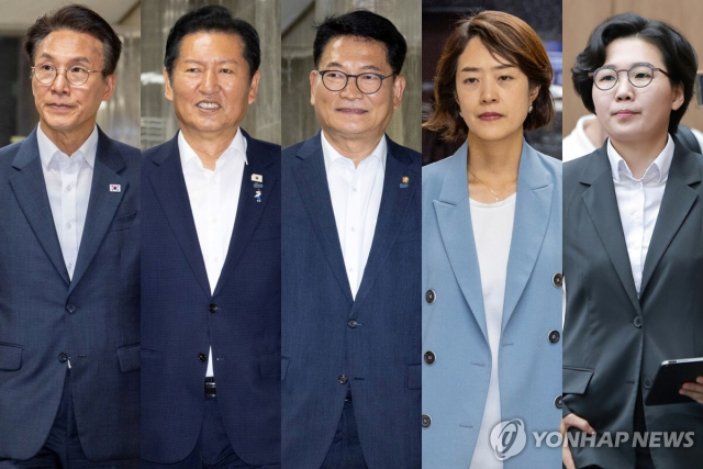 더불어민주당 8·17 전당대회에서 당 대표 경선에 출마한 김민석 전 총리(왼쪽부터), 정청래 전 대표, 송영길 의원, 고민정 의원이 14일 국회에서 열린 의원총회에 참석하고 있다. 같은 시각 김보미 전 강진군의원(맨 오른쪽)은 국회 소통관에서 기자회견을 열고 있다. 연합뉴스