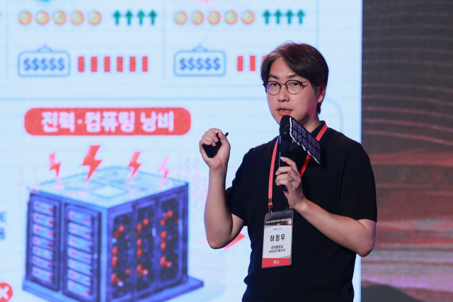 하정우 전 청와대 AI미래기획수석이 18일 제주도 롯데호텔에서 열린 ‘2026 한국경제인협회(한경협) 경영자 제주하계포럼’에 참석해 'AI 시대, 국가와 기업의 새로운 역할'을 주제로 강연하고 있다. 한경협 제공