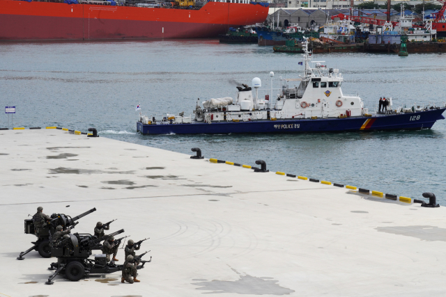 해양수산부가 한국해양대학교와 손잡고 올해 처음으로 ‘해사 사이버안전 인력양성 교육’ 과정을 개설·운영한다. 사진은 해수부가 2024년 8월 21일 부산항국제여객터미널에서 실시한 ‘사이버(Cyber) 위기대응과 연계한 부산항 통합방호훈련’ 모습. 해수부 제공