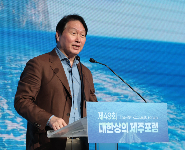 최태원 대한상공회의소 회장이 18일 제주 신라호텔에서 열린 제49회 대한상의 제주포럼에서 폐회사를 하고 있다. 연합뉴스