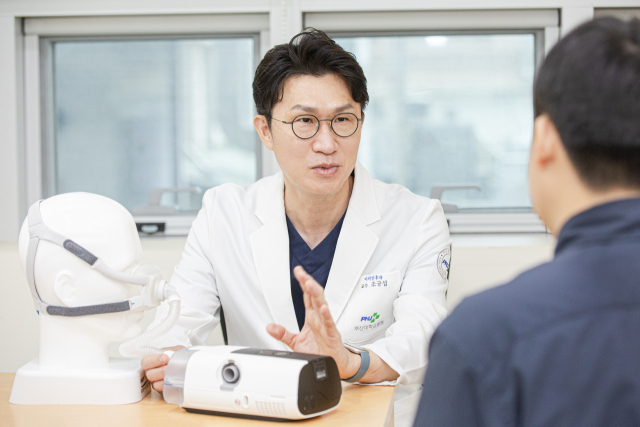 부산대학교병원 조규섭 이비인후과 교수는 수면무호흡증은 진단과 치료가 가능한 질환이라고 밝혔다. 대한수면호흡학회 회장을 맡고 있는 조 교수는 “건강한 수면은 자는 동안 숨을 편안하게 쉬고 산소가 안정적으로 유지되는 것”이라고 설명했다. 부산대병원 제공