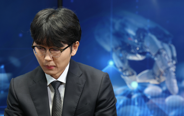 19일 신진서 9단이 바둑 AI 카타고에 승리하면서 이세돌에 이어 공식전에서 AI를 이긴 두 번째 바둑 기사에 이름을 올렸다. 지난 17일 열린 신진서와 카타고의 1차전 대국 모습. 연합뉴스