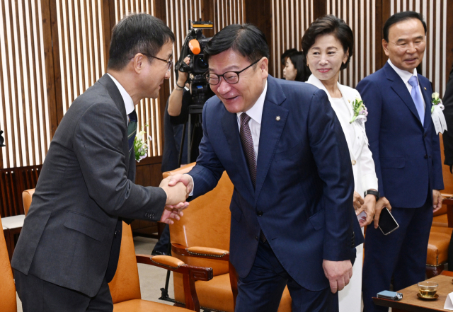 국민의힘 정점식(오른쪽) 원내대표가 민주당 한병도 대표 직무대행과 지난 17일 악수하고 있다. 연합뉴스
