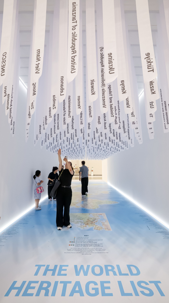 20일 부산 해운대구 벡스코 제1전시장에서 열린 제48차 유네스코 세계유산위원회 대한민국관(K-Heritage House)에 관람객들이 대한민국과 유네스코 부스를 둘러보고 있다. 김종진 기자 kjj1761@