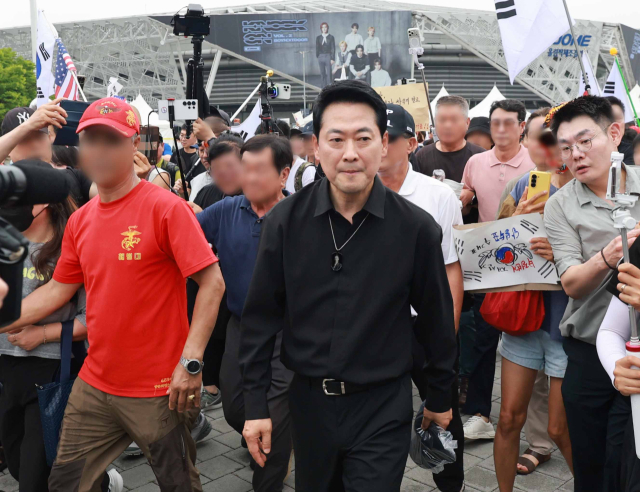 6·3지방선거 투표용지 부족 사태로 촉발된 잠실 개표소 봉쇄 시위가 이어진 17일 국민의힘 장동혁 대표가 서울 송파구 올림픽공원 핸드볼경기장 앞으로 이동하고 있다. 연합뉴스