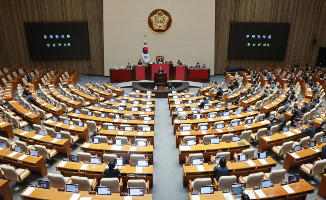 국민의힘 윤상현 의원이 20일 국회에서 열린 7월 임시국회 제1차 본회의에서 윤석열·김건희에 의한 내란·외환 및 국정농단 행위의 진상규명을 위한 특별검사 임명 등에 관한 법률 일부개정법률안에 대해 필리버스터(무제한 토론을 통한 합법적인 의사진행 방해)를 하고 있다. 연합뉴스
