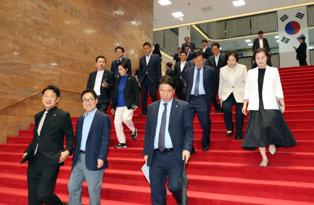 20일 국회에서 열린 7월 임시국회 제1차 본회의에서 윤석열·김건희에 의한 내란·외환 및 국정농단 행위의 진상규명을 위한 특별검사 임명 등에 관한 법률 일부개정법률안에 대해 국민의힘 의원들의 필리버스터(무제한 토론을 통한 합법적인 의사진행 방해)가 시작되자 더불어민주당 의원 등이 본회의장에서 퇴장하고 있다. 연합뉴스