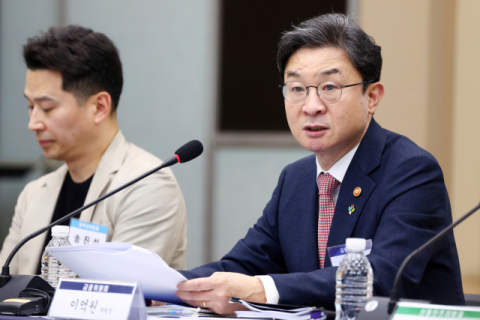 [손바닥 경제] “소외되는 사람 없도록” vs “돈 실물경제 가도록” 초점이 달라요
