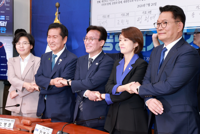 더불어민주당 당대표 후보들이 20일 국회에서 열린 민주당 공명선거 실천 서약식에 참석했다. 연합뉴스