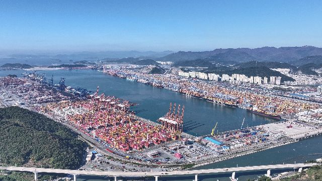 부산항 신항 4부두 상공에서 바라본 위쪽 부두 뒤로 진해신항이 건설돼 북극항로 시대의 물동량을 감당하게 된다. 부산항만공사 제공
