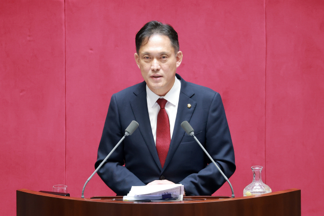 국민의힘 김태규 의원이 21일 국회에서 열린 7월 임시국회 제1차 본회의에서 전날 상정된 윤석열·김건희에 의한 내란·외환 및 국정농단 행위의 진상규명을 위한 특별검사 임명 등에 관한 법률 일부개정법률안에 대해 필리버스터(무제한 토론을 통한 합법적인 의사진행 방해)를 하고 있다. 연합뉴스