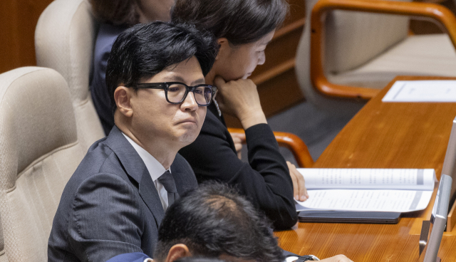 무소속 한동훈 의원이 지난달 18일 국회에서 열린 6월 임시국회 3차 본회의에 참석해 국민의힘 의원석 방향을 바라보고 있다. 연합뉴스