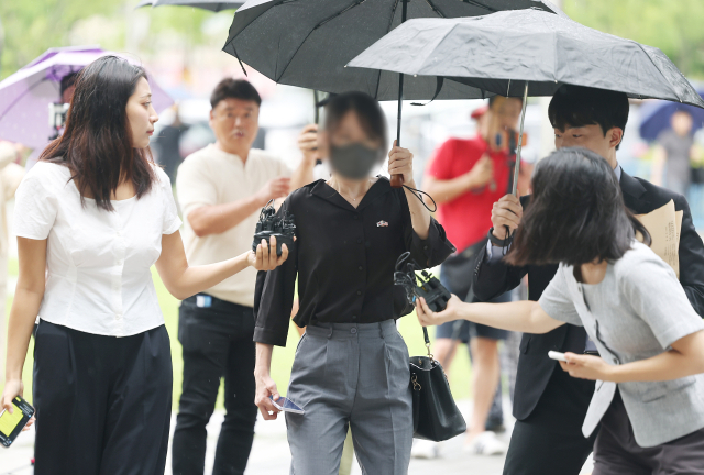 6·3 지방선거 개표소로 사용된 올림픽공원 핸드볼경기장 문 앞에서 체육단체 직원들의 장내 사무실 진입을 막아 업무 방해 혐의를 받는 30대 여성이 21일 구속 전 피의자 심문(영장실질심사)를 위해 서울 송파구 서울동부지방법원으로 출석하고 있다. 강성 보수 커뮤니티에서는 개표소 진입을 홀로 막은 이 여성을 두고 '올림픽공원 잔다르크'의 줄임말인 '올다르크'라 부르며 추앙하는 움직임이 일었다. 연합뉴스