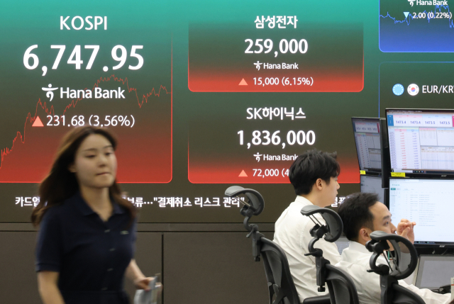 코스피가 반등에 성공하며 6747.95로 마감한 21일 서울 하나은행 본점 딜링룸에서 직원들이 증시와 환율을 모니터하고 있다. 연합뉴스