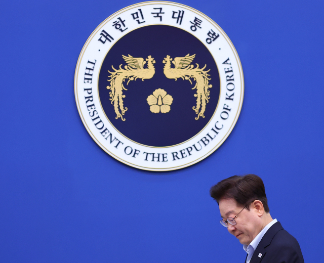 이재명 대통령이 21일 청와대에서 열린 국무회의에 입장하고 있다. 연합뉴스