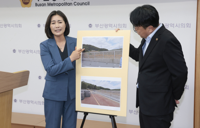 우성빈 기장군수가 21일 부산시의회 브리핑룸에서 토호 세력 유착 부정부패 의심 사업 현장 사진을 공개하고 있다. 정대현 기자 jhyun@