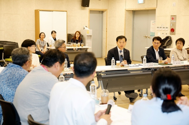이형훈 보건복지부 2차관이 부산 금정구 두구동에 있는 다움병원을 찾아 의료진들과 대화를 나누고 있다. 보건복지부 제공