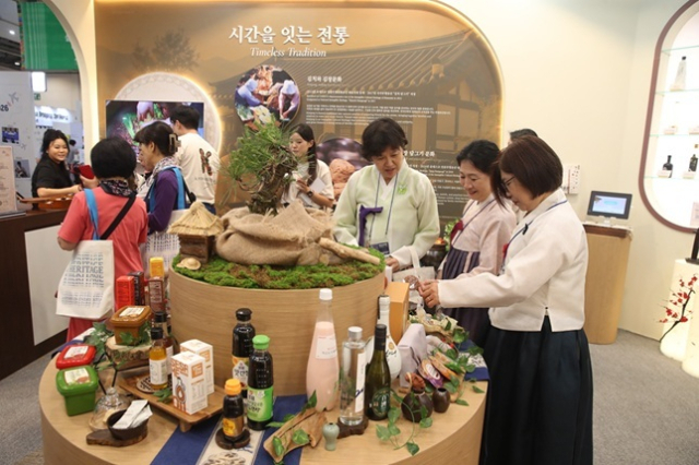 농식품부는 부산 벡스코에서 열리는 ‘제48차 유네스코 세계유산위원회’에서 K-푸드의 기반이 되는 우리나라 고유의 식문화를 소개하고 있다. 농식품부 제공